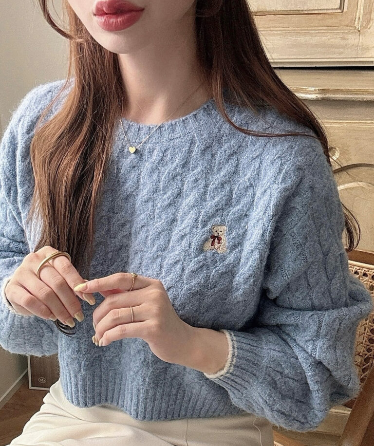 【極美品・現行タグ】45R パール付き　ケーブルニット　アイボリ　M ウール 着丈が選べる】くま刺繍ケーブルニット | Meiru(メイル)｜公式LOOKBOOK